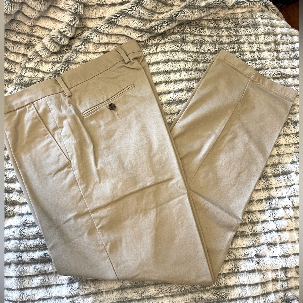 NWT Amazon Essentials Men's Straight-Fit Wrinkle-Resistant Flat-Front Chino Pant